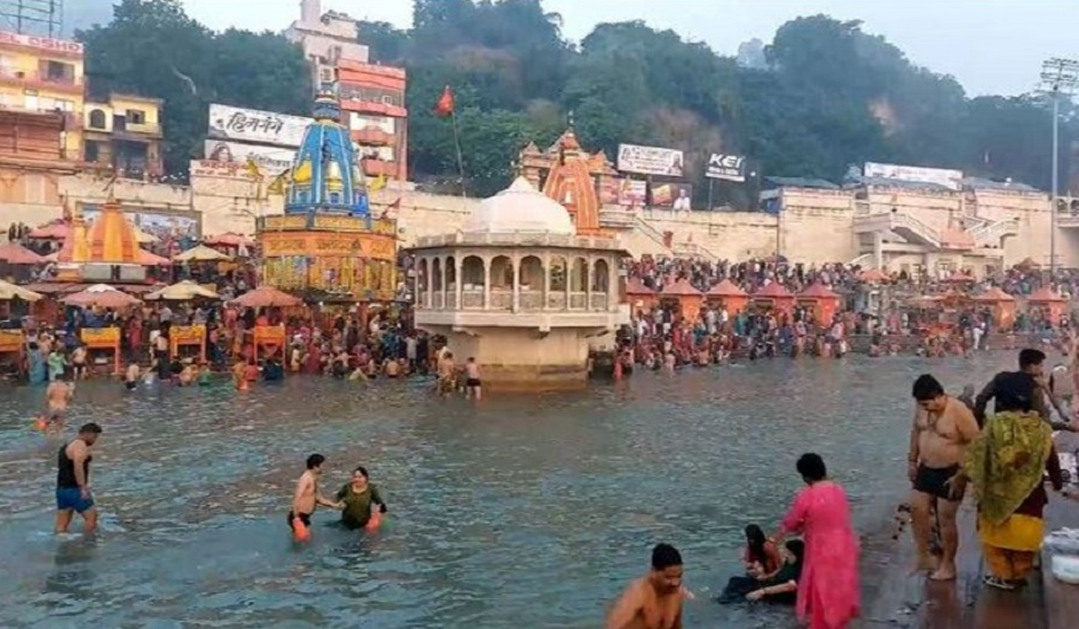 Prayagraj Somvati Amavasya Devotees take holy dip in ganga