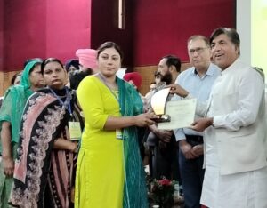 Jimpa honors 24 Gram Panchayats, 23 Schools and 23 Safai Sewaks at State Level function