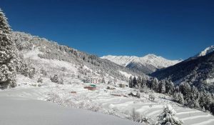 Heavy Snowfall In High altitude areas amid red alert warning in Himachal Pradesh
