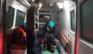 Car slips in snow in Sojha, 3 tourists injured, refers from Banjar to Kullu hospital