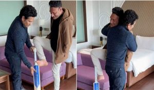 Sachin Tendulkar meets para cricketer Aamir Lone, gifts him a signed bat