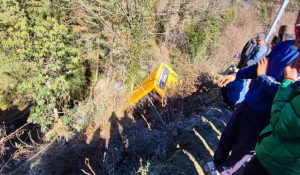 Major accident in Himachal, car collided with school bus, 5 children injured