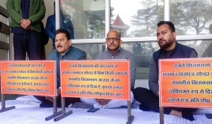 Himachal: 3 independent MLAs hold protest, demand that Speaker accept their resignations
