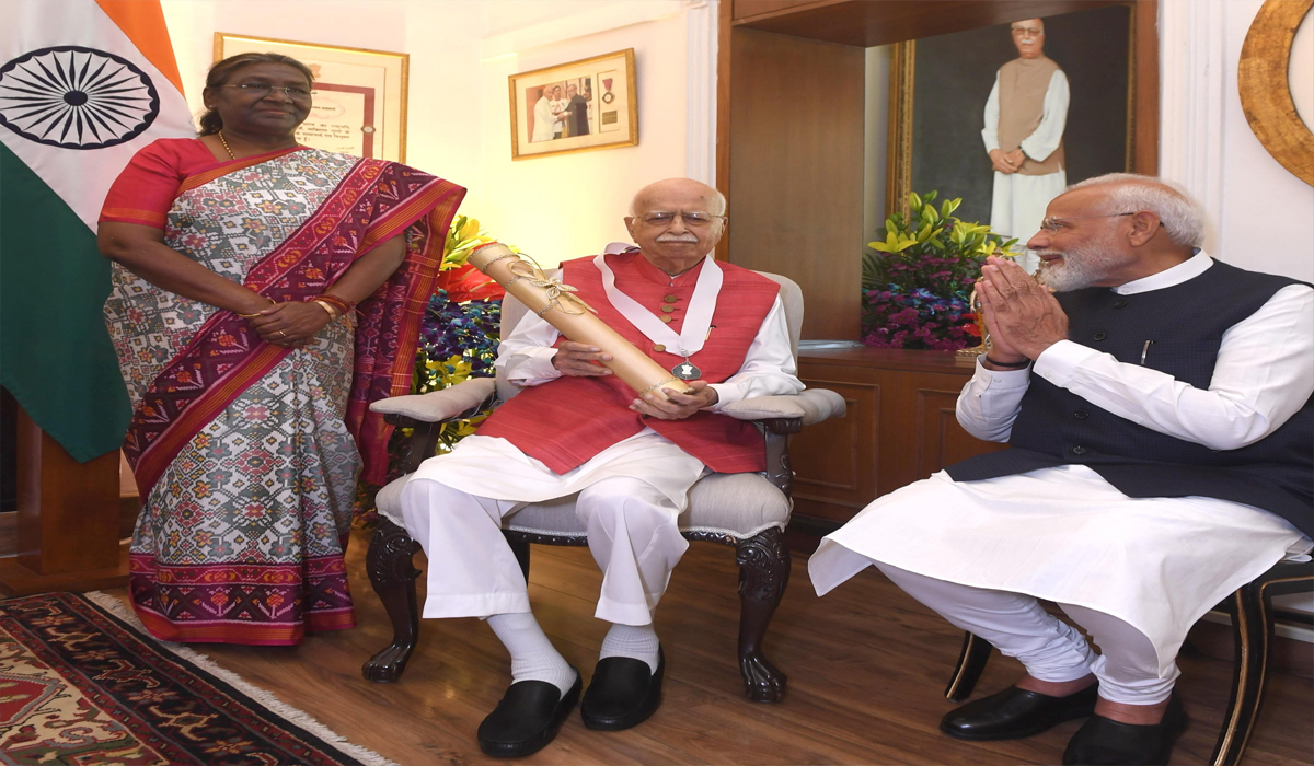 President Murmu Confers Bharat Ratna To BJP Stalwart LK Advani At His ...