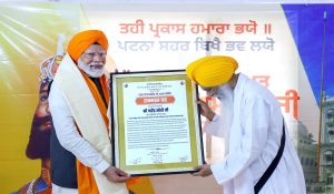While campaigning in patna, PM Modi visits Patna Sahib