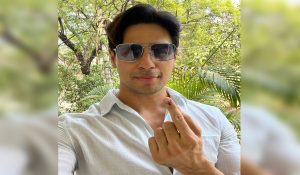 Actor Sidharth Malhotra flies to Delhi to cast vote, shares selfie flaunting inked finger