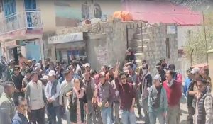 People protested against Kangana by showing black flags.