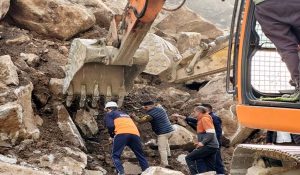 Mandi-Pathankot NH closed, machine buried under rocks