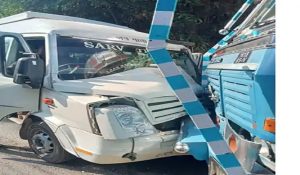 Heavy collision between tempo traveler and truck; 13 tourist from panipat injured in Himachal