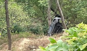 Car fell into deep ditch in Hamirpur: 3 people including husband and wife injured, 1 in critical condition