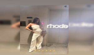 Hailey Bieber flaunts baby bump in cute mirror selfie