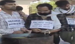 Rohtak: MDUStudents Rally against Hike in Fees, Fries Pakodas
