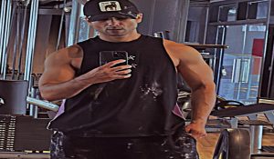 Shahid Kapoor flaunts his muscles in mirror, captioned ‘Happy Sunday’
