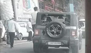 Tourists stunt sparks outrage: Hangs from Thar car in Shimla