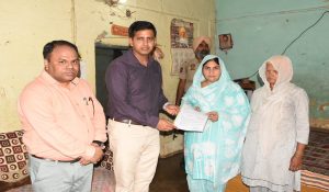 Jalandhar DC hands over ex-gratia grant of Rs. 15 Lakh to the family of employee who passed away during Lok Sabha Elections