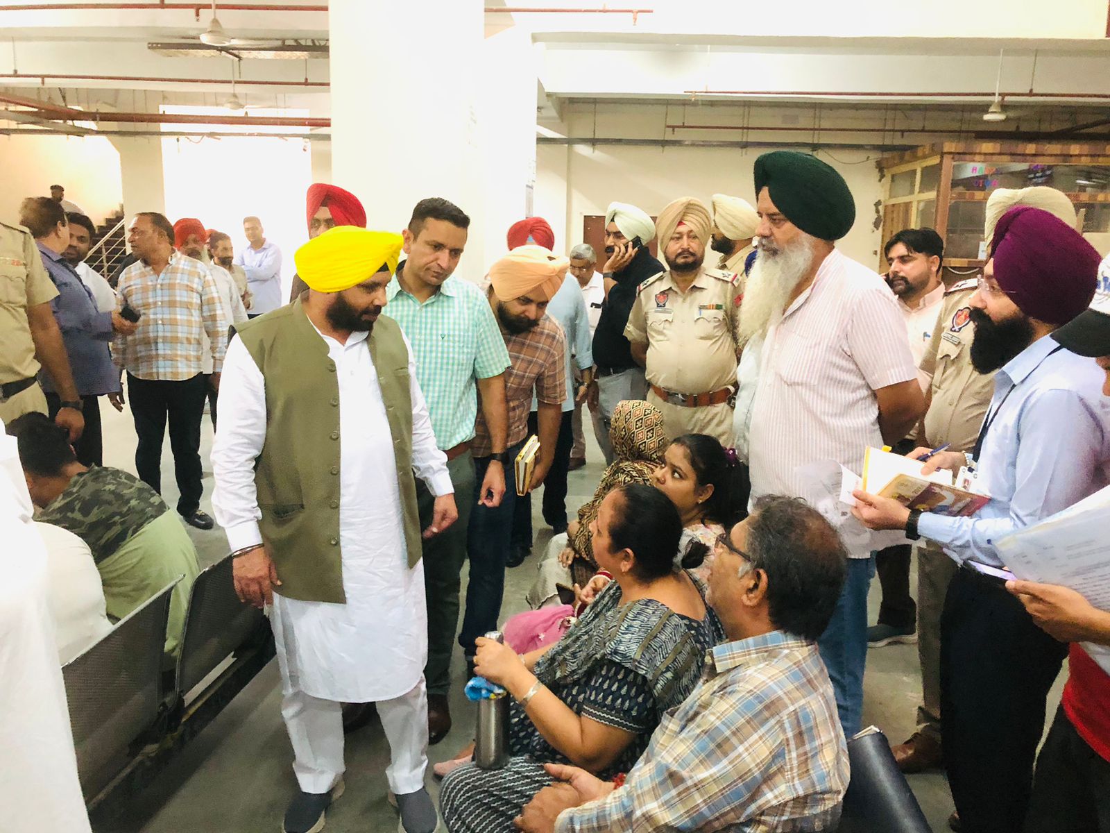 PWD Minister Harbhajan Singh ETO inspected Amritsar tehsil; hands over cheque of Rs 36,000 to an elderly woman