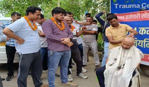 Rohtak: NHM employees shave heads; Demand for regularization, on strike for 18 days