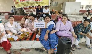 Protest in Hisar: Women express anger over AIDS employees by applying mehandi on hands and forehead