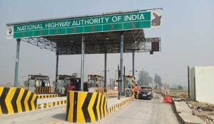 Farmers keep Khatkar toll free for third day in Jind: Unsuccessful talks with toll workers extend protest