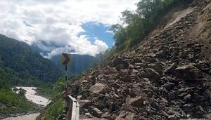 Himachal: Landslides at many places in Himachal, vehicle damaged in Shimla