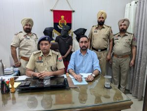 Three snatchers arrested, gold earrings, mobile phones and sharp edged weapon recovered
