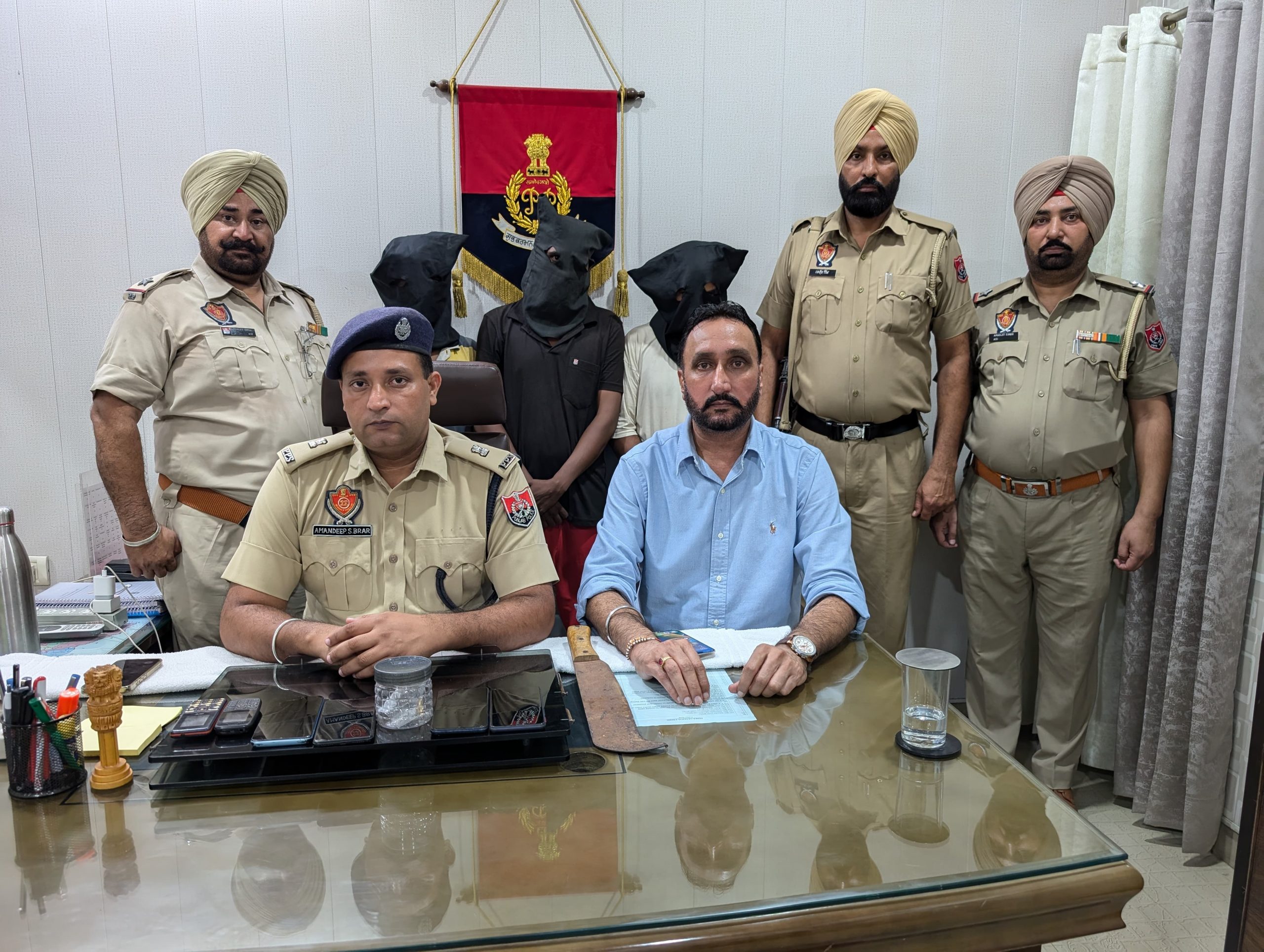 Three snatchers arrested, gold earrings, mobile phones and sharp edged weapon recovered