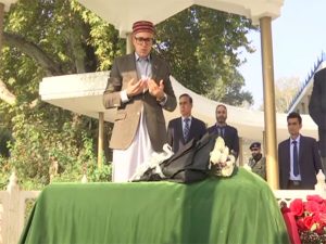Omar Abdullah offers prayers at grave of Sheikh Abdullah ahead of swearing-in