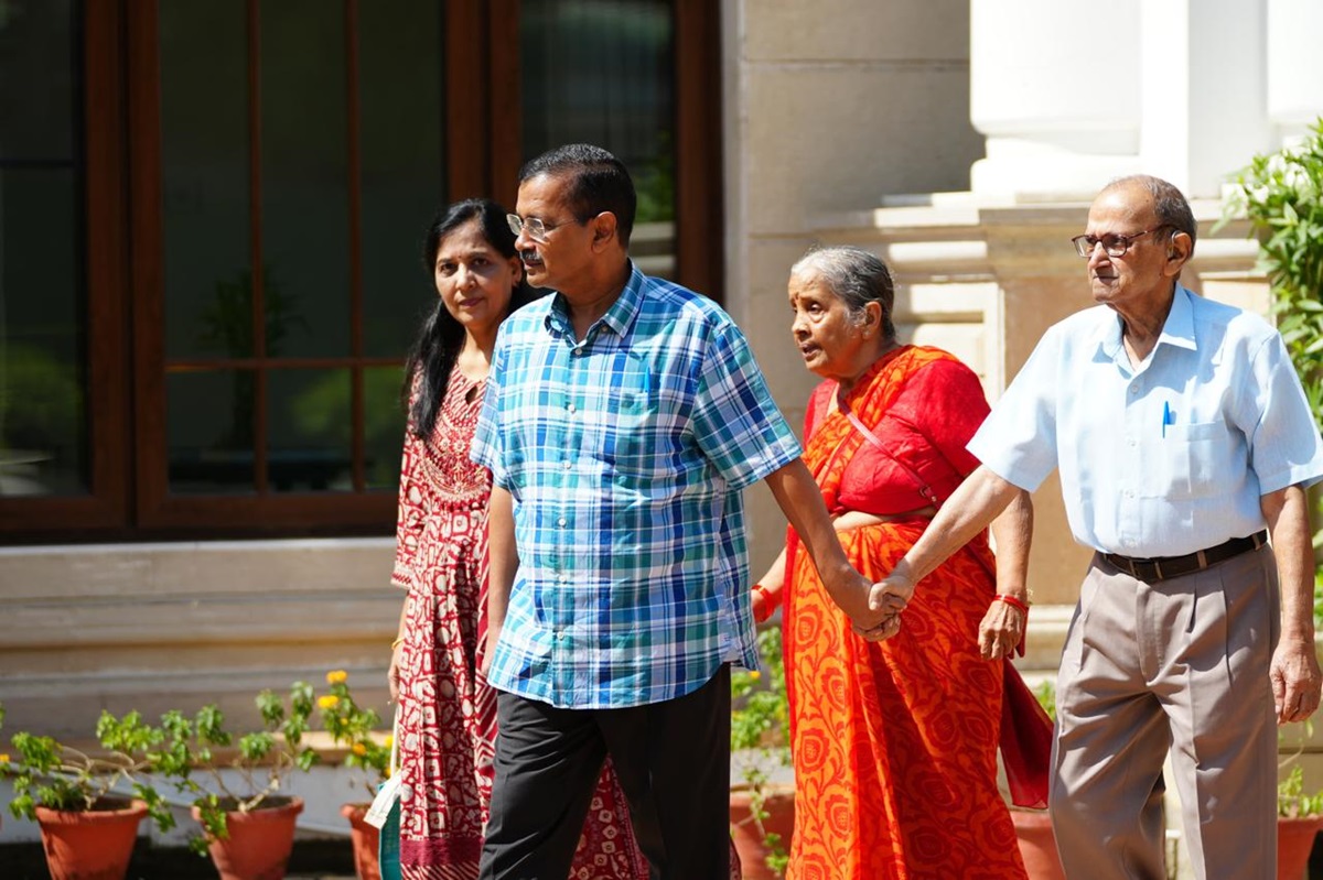 Arvind And Sunita Kejriwal With Parents 