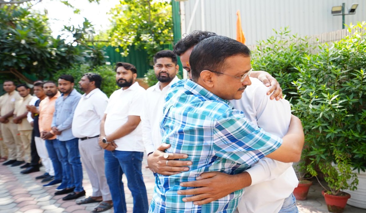 Kejriwal hugging and meeting the staff of his official residence