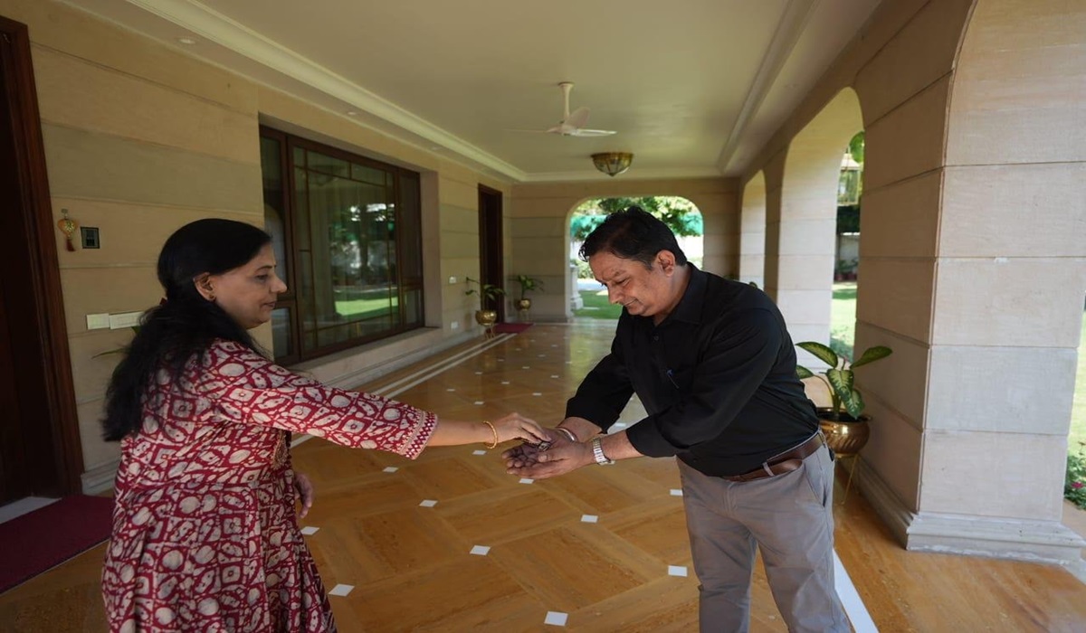 Sunita Kejriwal Handed Over The Keys Of CM official Residence 