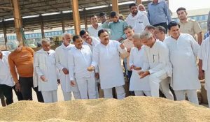 Haryana Vyapar Mandal Provincial President reaches Uklana, takes stock of paddy purchase in grain market