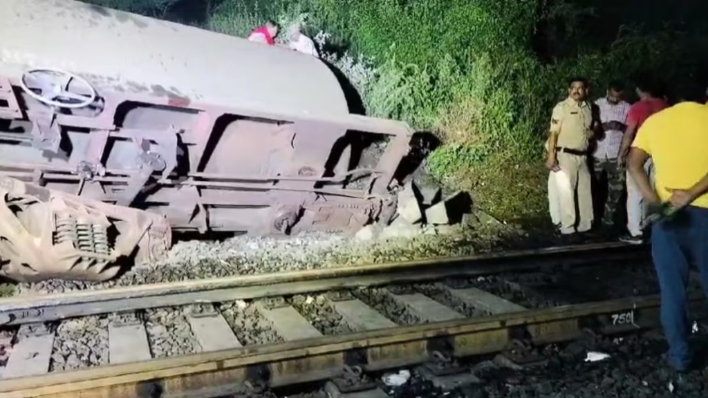 Madhya Pradesh: 3 goods train coaches derail on Delhi-Mumbai route in Ratlam