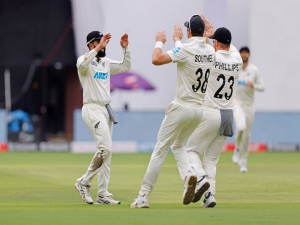 First time in 14 years at home, India lose three at 10-run mark, allowing NZ to seize control