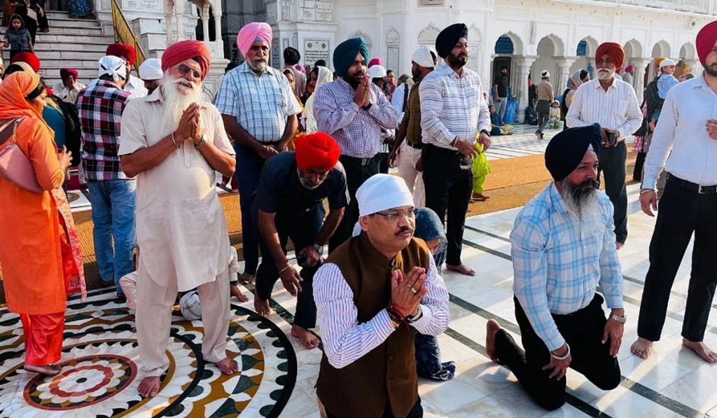 Chief Secretary KAP Sinha Pay Obeisance At Golden Temple