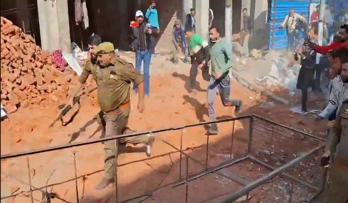 During Stone Pelting Police And Civil Officers Run to Save Them 