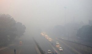 Delhi wakes up to thick smog, AQI continues to remain in “very poor” category