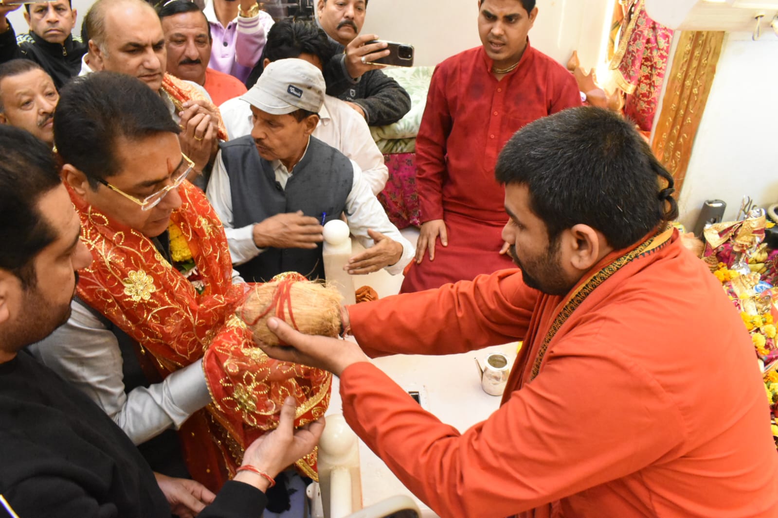 Minister Aman Arora pays obeisance at Shri Devi Talab Mandir, seeks blessings of Maa Bhagwati 