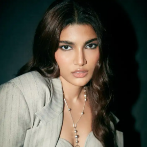Alizeh Agnihotri showcases strength by doing dumbbell pushups