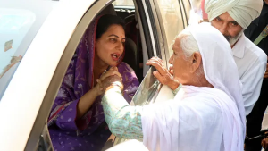 Moosewala’s father campaigns for Amrita Warring