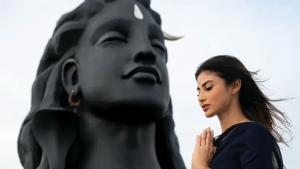 Mouni Roy seeks divine blessings from Lord Shiva in Tamil Nadu
