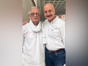 “Heart, mind and soul, all blossomed”: Anupam Kher shares his experience of meeting Gulzar