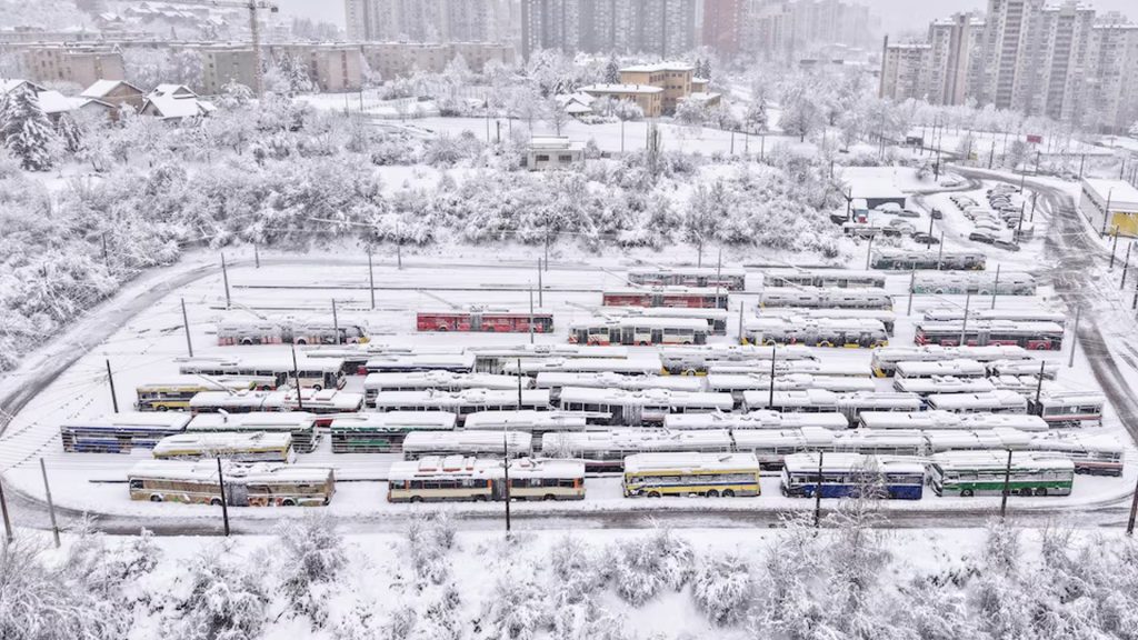 Heavy snowfall cuts power to tens of thousands homes in BiH