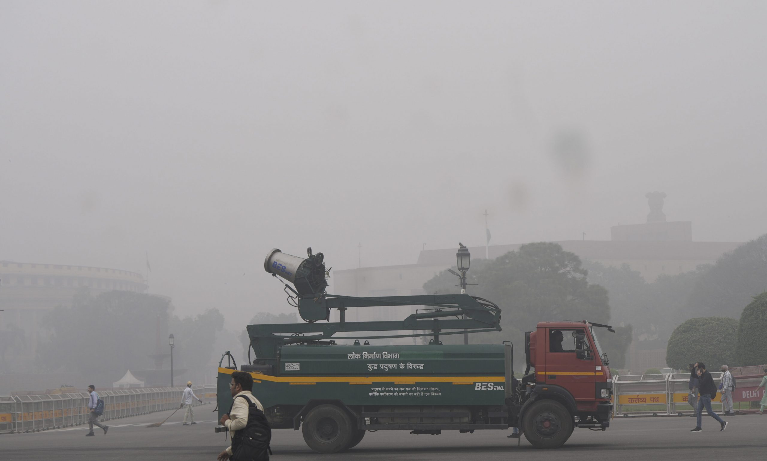 Delhi’s air quality in ‘poor’ category @ 231; thin layer of smog limits visibility
