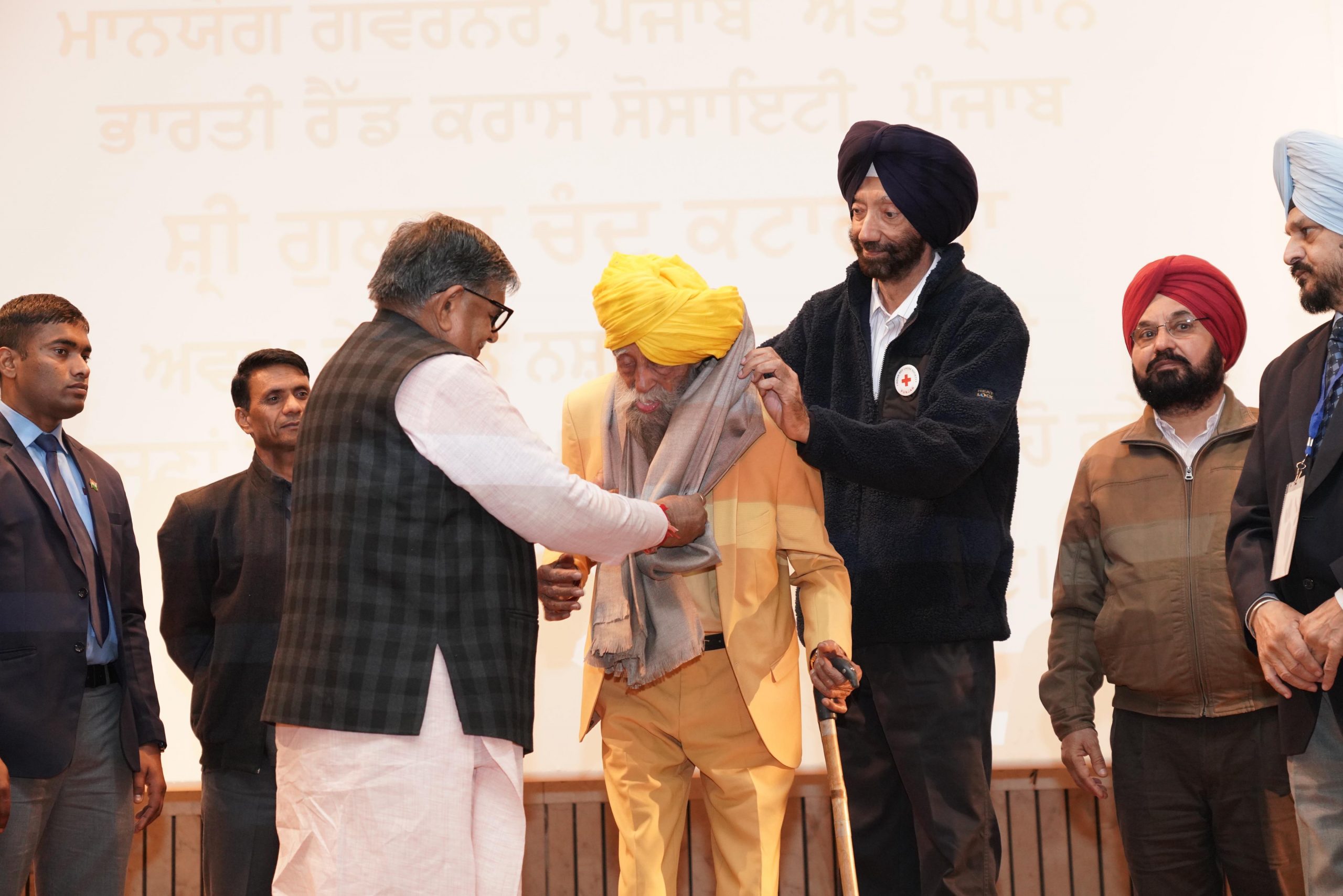 Punjab Governor Honoured Veteran Athlete Fauja Singh   