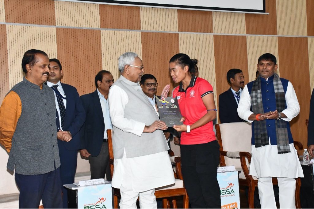 Nitish Kumar felicitates Indian Women’s Hockey Team in Patna