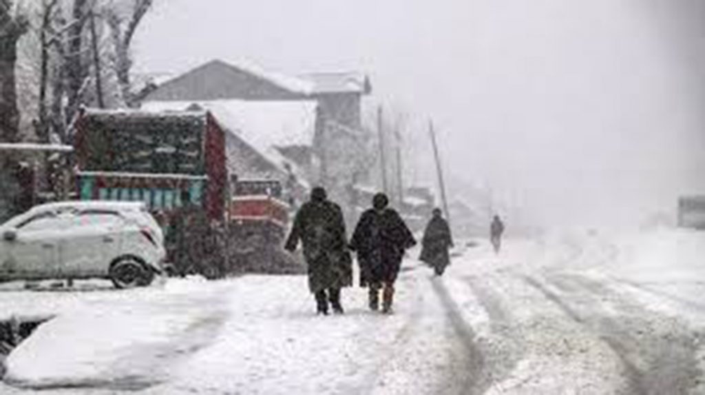 Snowfall disrupts life in J&K, flight services suspended in valley