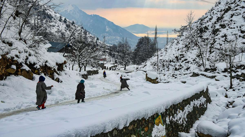 Cold wave continues to sweep Kashmir Valley