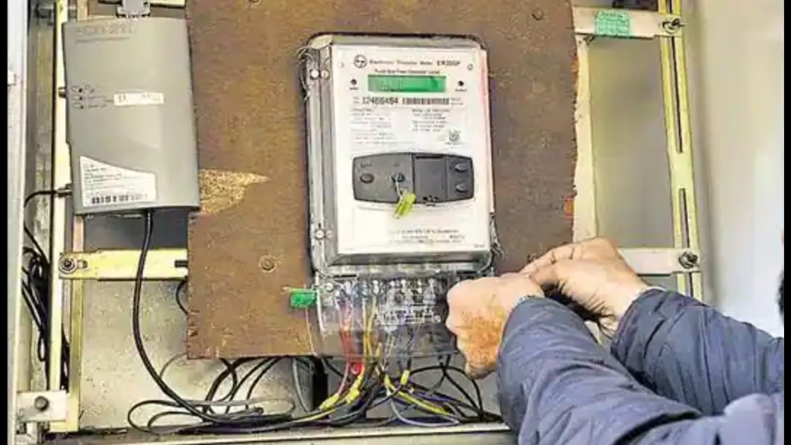 Power dept imposes hefty fine on SP’s Sambhal MP over electricity theft charges