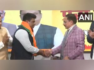 BJP gained strength in Delhi, Dozens of AAP leaders and workers joined party