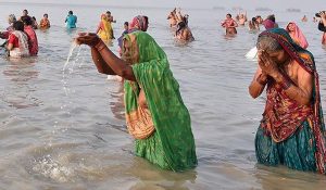 Makar Sakranti: Devotees take dip in rivers in Himachal, huge gathering at Tattapani